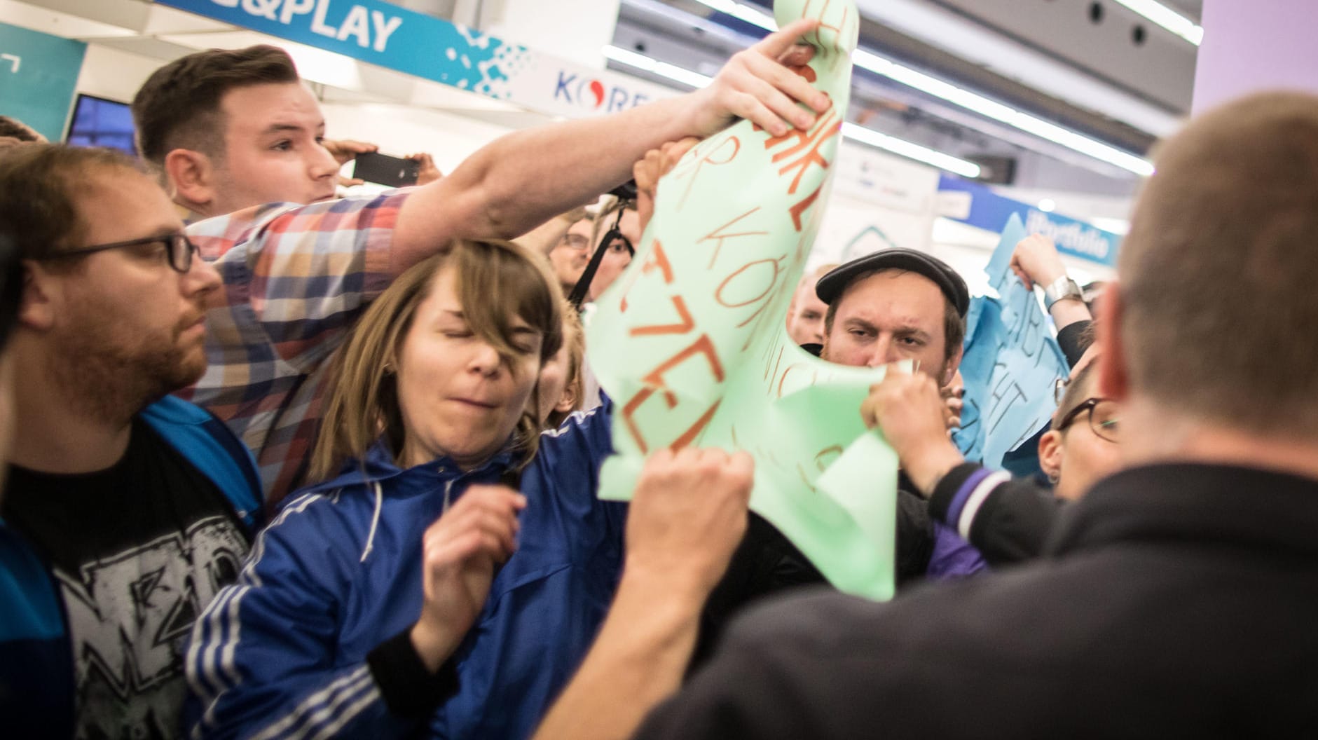 Bei einer Höcke-Lesung kommt es zu Protesten. Rechte, Demonstranten und Polizei rangeln auf der Buchmesse.