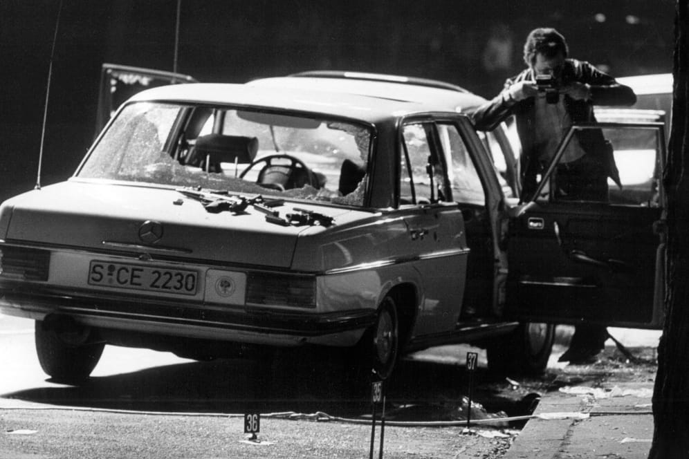 Ein Mann macht am 05.09.1977 Fotos vom Tatort der Entführung des damaligen Arbeitgeberpräsidenten Hanns Martin Schleyer durch die Rote Armee Fraktion (RAF) in Köln.