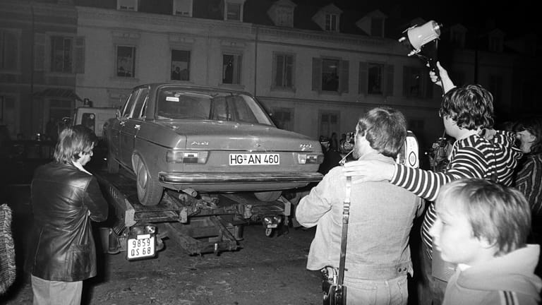Der Wagen, in dem die Leiche des ermordeten Arbeitgeberpräsidenten gefunden wurde, wird am 19.10.1977 in Mühlhausen (Frankreich) abgeschleppt.