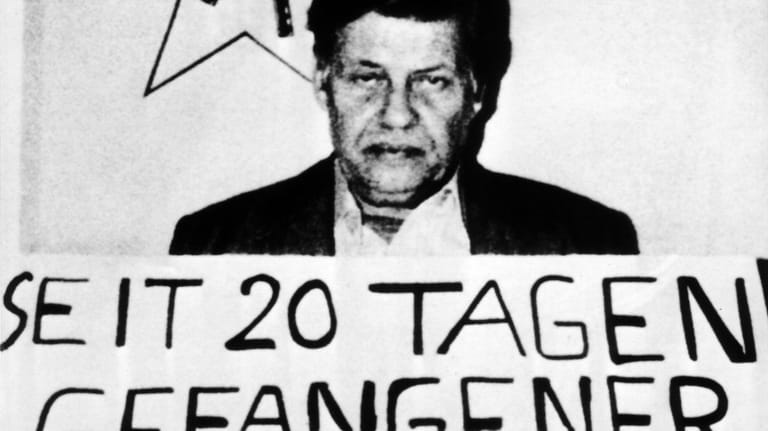 Der Bildausschnitt der Titelseite der französischen Zeitung "Liberation" vom 28.09.1977 zeigt den entführten Arbeitgeberpräsidenten Hanns Martin Schleyer mit einem Schild "Seit 20 Tagen Gefangener der R.A.F.".