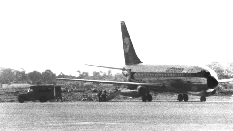 Die am 13. Oktober 1977 entführte «Landshut» nach der Landung in Mogadischu (Somalia). Mit der Entführung der Lufthansa-Maschine «Landshut» wollten palästinensische Terroristen ihre deutschen Gesinnungsgenossen unterstützen, die zuvor Arbeitgeberpräsident Hanns Martin Schleyer entführten.