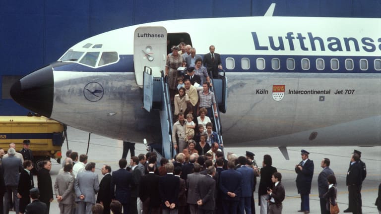 Die Lufthansa-Maschine "Landshut" mit über 80 Urlaubern an Bord war während ihres Rückflugs von Mallorca nach Frankfurt/Main über dem Mittelmeer von vier Terroristen entführt worden. Nach einer Odyssee über Rom, Zypern, Dubai und Aden wurden die Geiseln in Mogadischu/Somalia von der deutschen Eliteeinheit GSG 9 befreit.