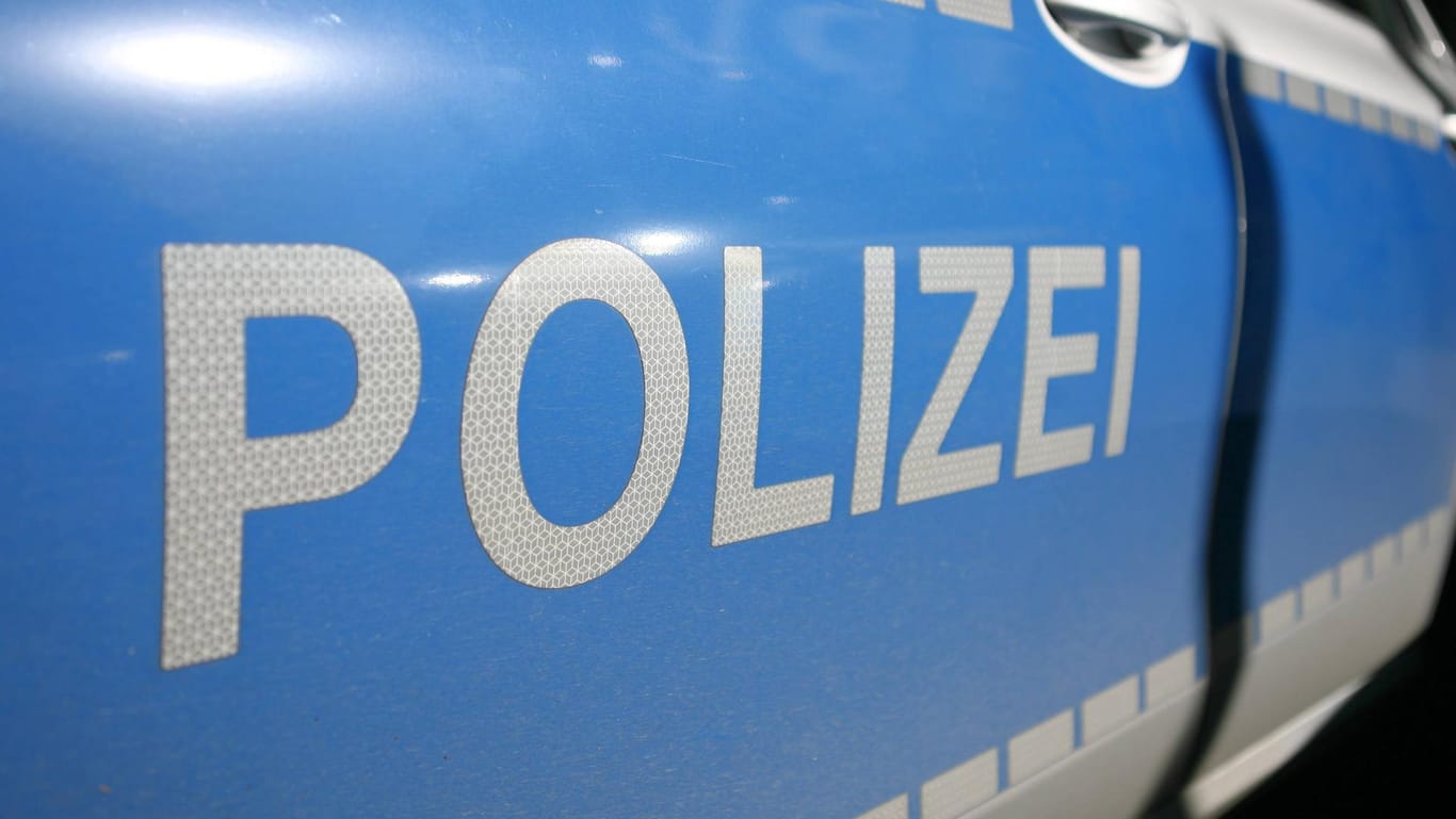 Die Polizei ermittelt wegen des Funds zweier Leichen in einer Wohnung in Esslingen in Baden-Württemberg.