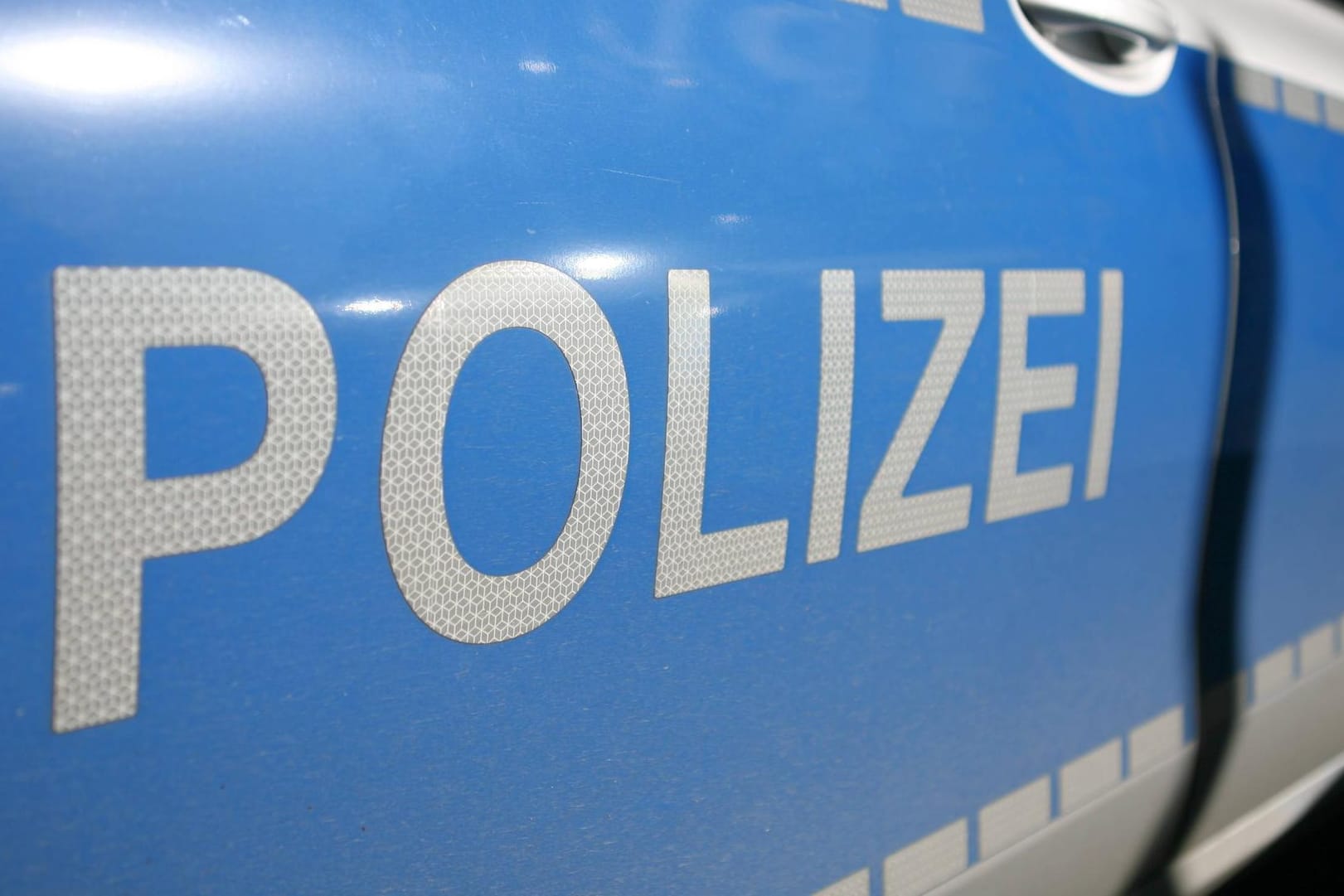 Die Polizei ermittelt wegen des Funds zweier Leichen in einer Wohnung in Esslingen in Baden-Württemberg.