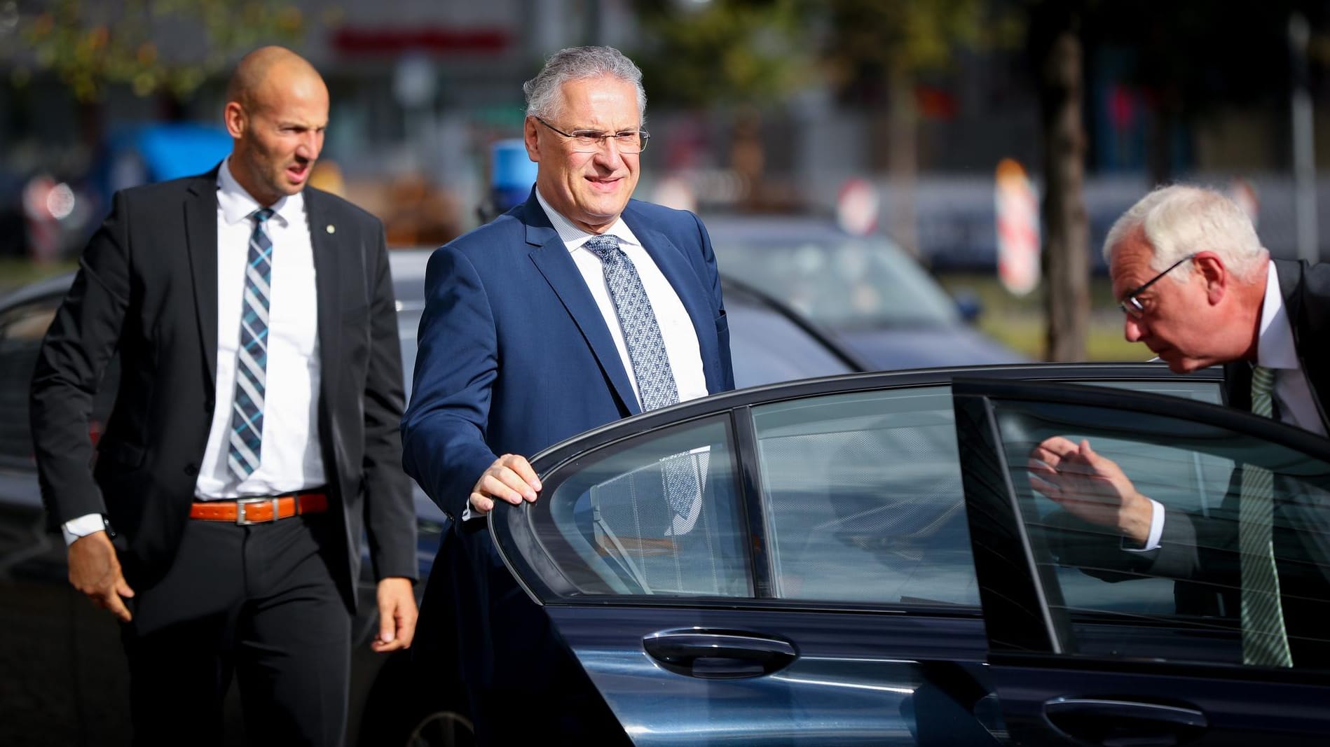 Bayerns Innenminister Joachim Herrmann will auch ohne Bundestagsmandat in die Bundespolitik wechseln. Bayerns Innenminister Joachim Herrmann will auch ohne Bundestagsmandat in die Bundespolitik wechseln.