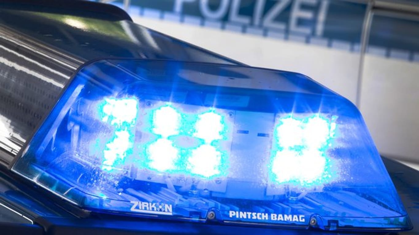 Ein Blaulicht leuchtet auf dem Dach eines Polizeiwagens: In Dresden hat ein Polizist auf einen bewaffneten Mann geschossen.