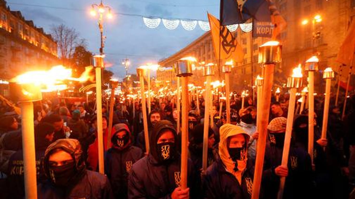 Mitglieder nationalistischer Bewegungen demonstrieren in Kiew mit Fackeln beim Tag der Verteidigung des Vaterlandes.