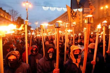 Mitglieder nationalistischer Bewegungen demonstrieren in Kiew mit Fackeln beim Tag der Verteidigung des Vaterlandes.