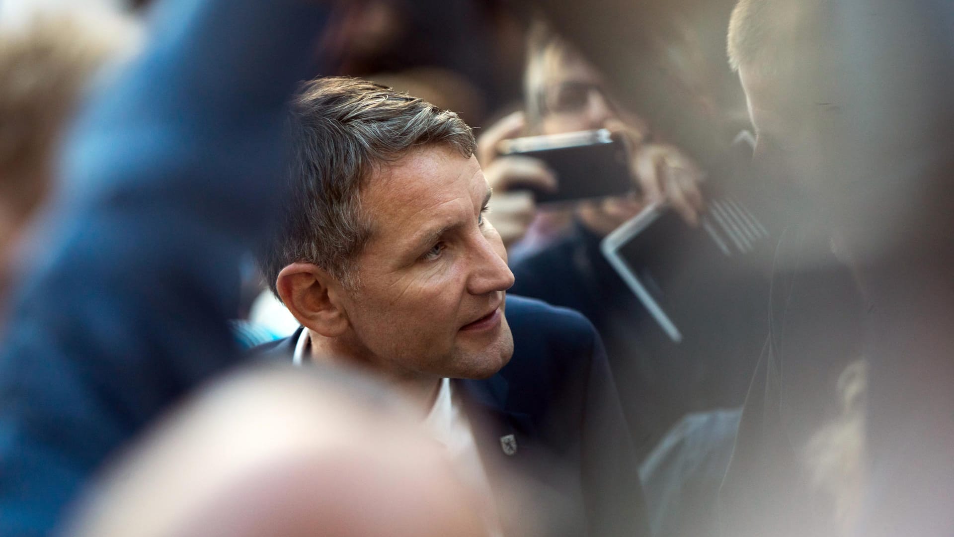 Als Björn Höcke bei der Lesung erscheint, kommt es zu Rangeleien.