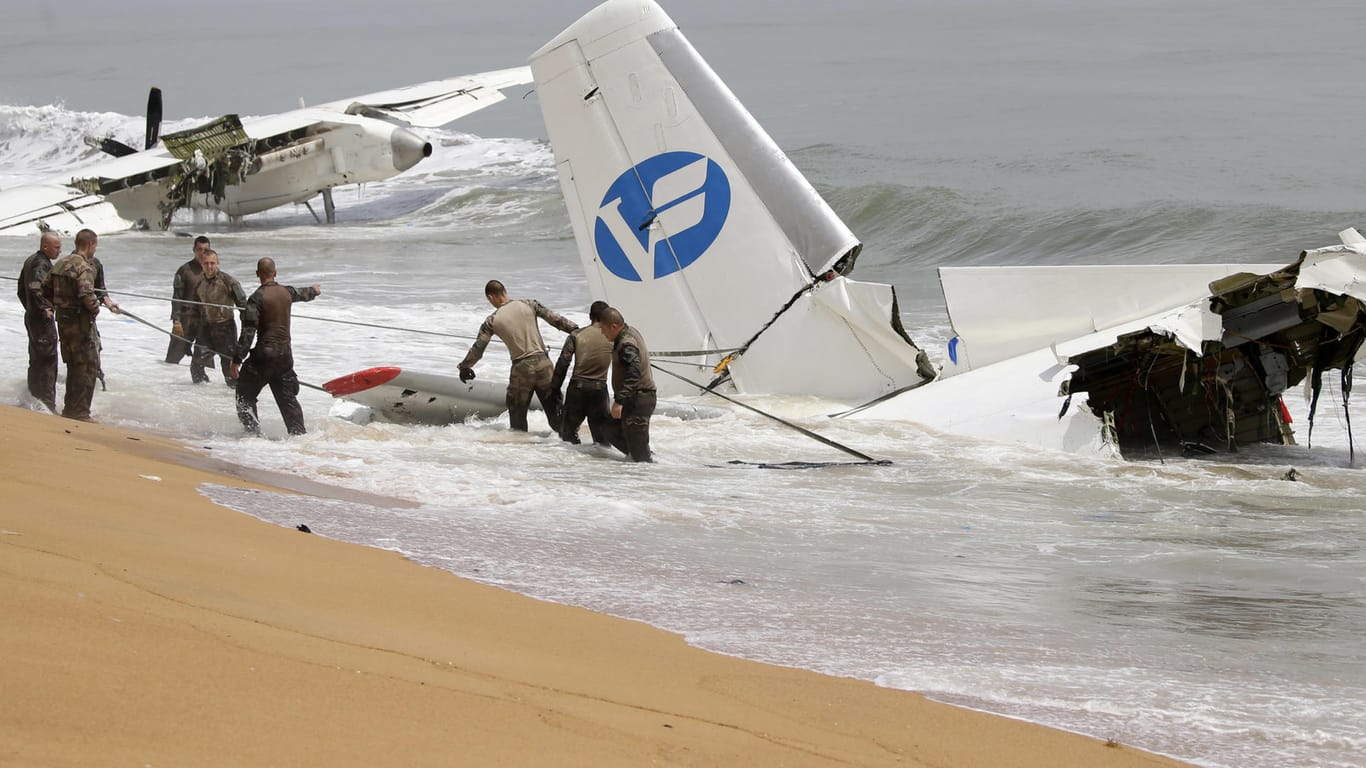 Das Frachtflugzeug stürzte ins Meer. Mehrere Verletzte wurden in den Trümmern gefunden.