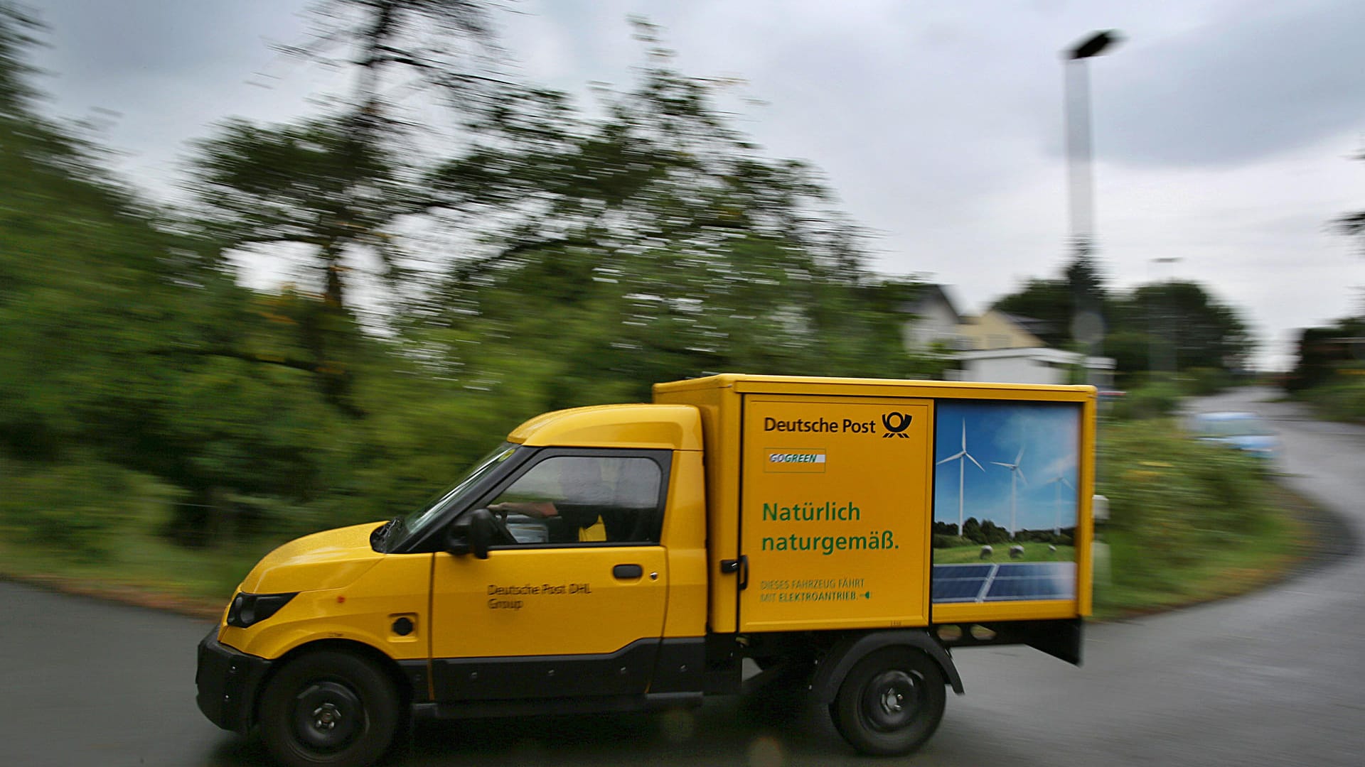 Der Streetscooter von der Post stellt Paket und Briefe zu.