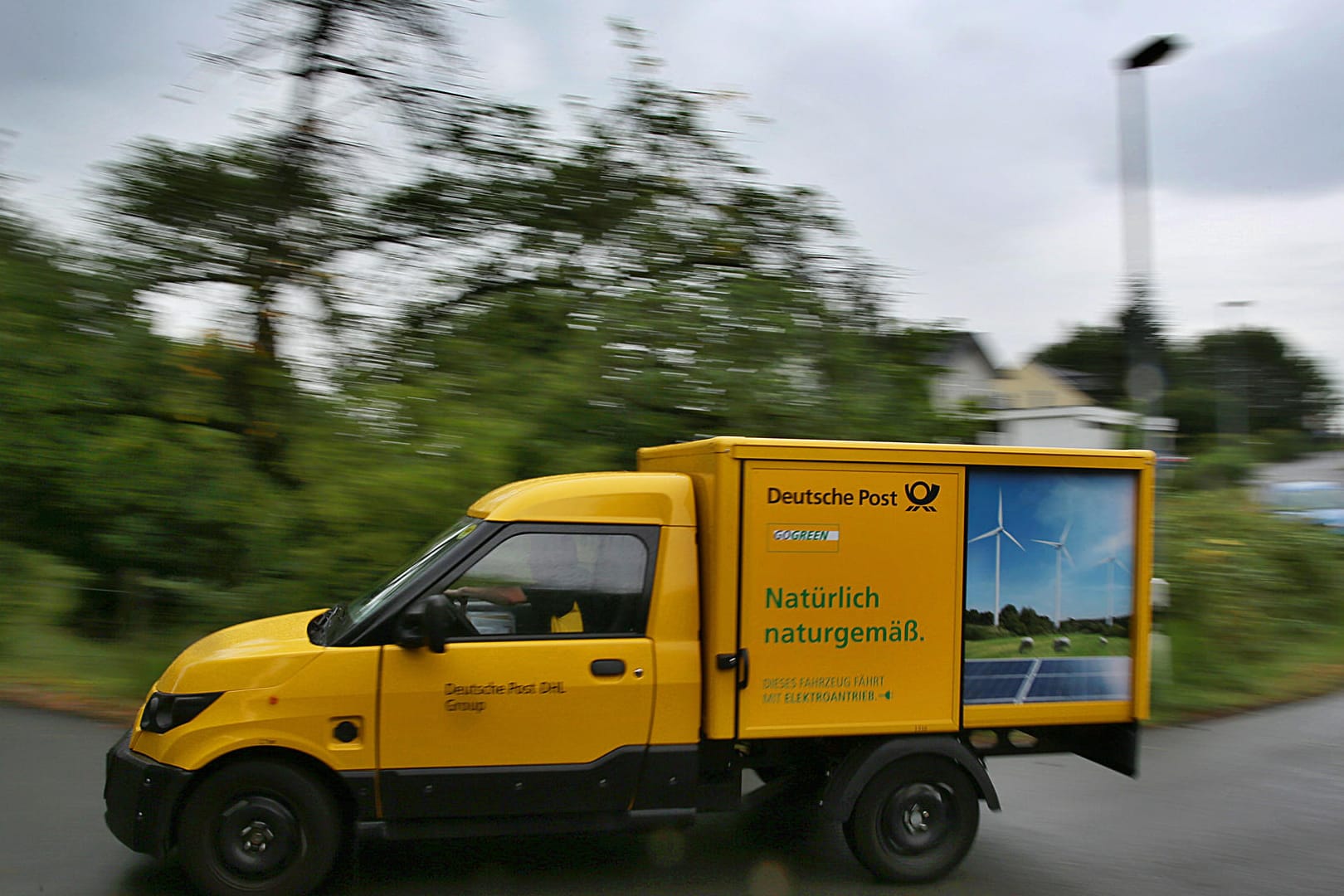 Der Streetscooter von der Post stellt Paket und Briefe zu.