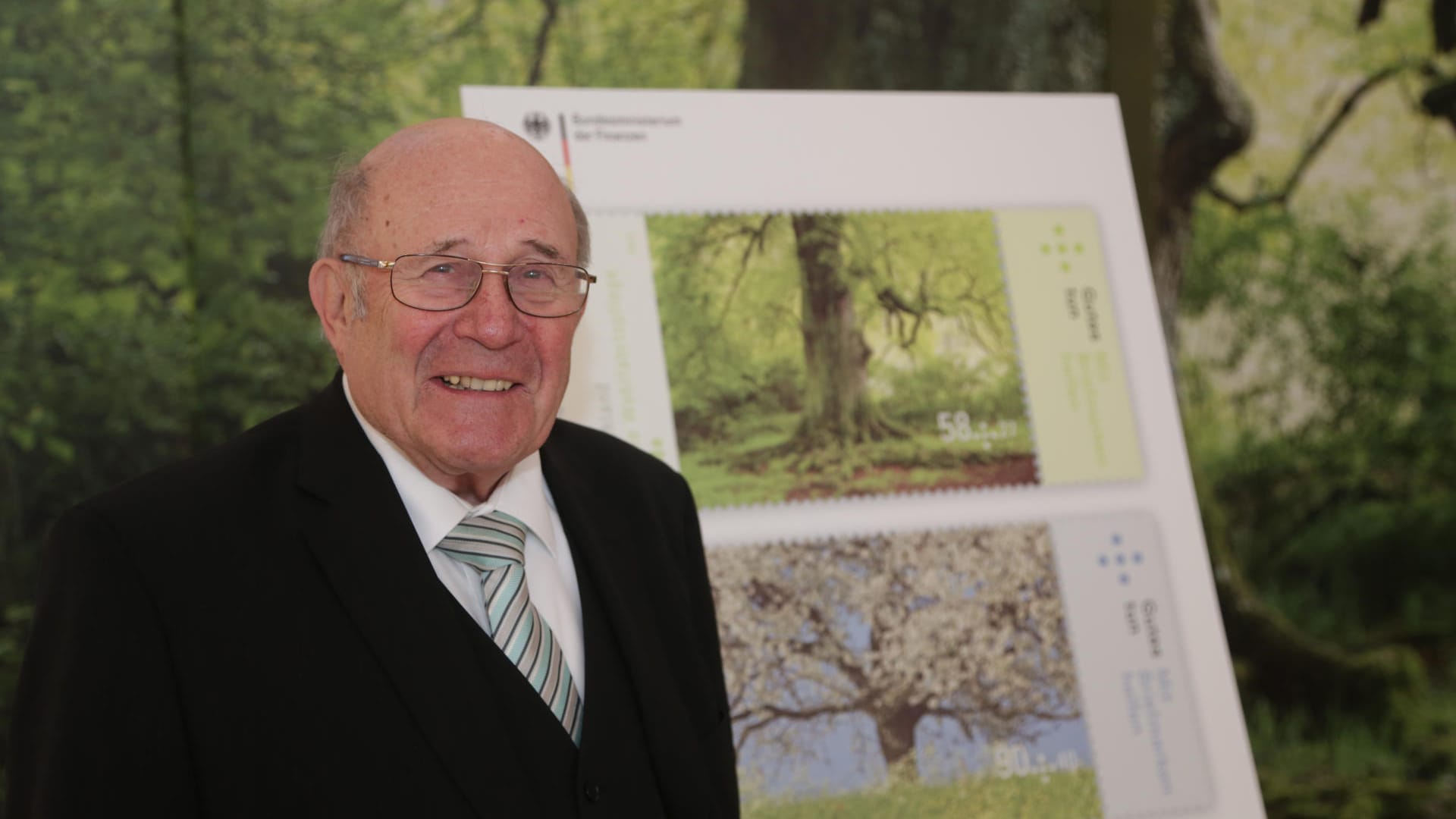 Wolfgang Bötsch, letzter Bundesminister für Post und Telekommunikation, stirbt im Alter von 79 jahren. Das Foto zeigt den CSU-Politiker auf einer Veranstaltung im Schloss Bellevue in Berlin bei der Präsentation der Wohlfahrtsmarken-Serie 2013 "Blühende Bäume".