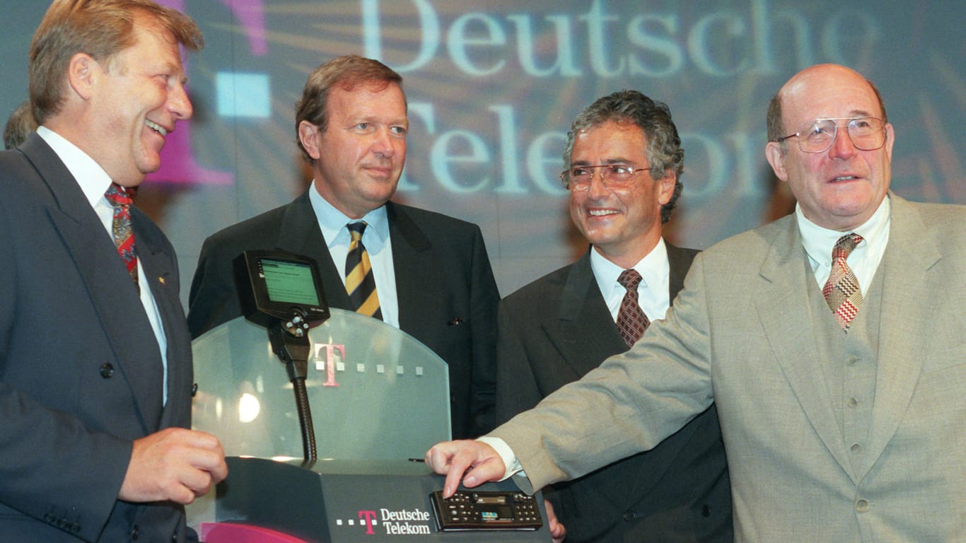 Der damalige Bundespostminister Wolfgang Bötsch (r) startete 1995 während des Eröffnungsrundganges durch die 40. Internationale Funkausstellung in Berlin das digitale Hörfunkradio der Deutschen Telekom. Er wird assistiert vom damaligen Regierenden Bürgermeister Eberhard Diepgen, dem damaligen Bundeswirtschaftsminister Günter Rexrodt und dem damaligen Telekom-Chef Ron Sommer (von links).
