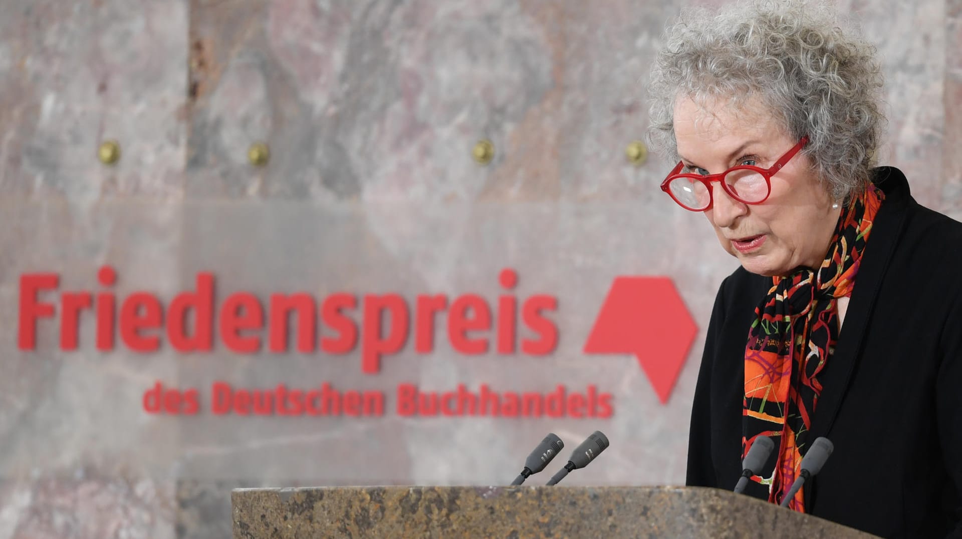 Die 77 Jahre alte Autorin, Margaret Atwood, wird für "Humanität, Gerechtigkeitsstreben und Toleranz" in ihrem umfangreichen Schaffen mit dem Friedenspreis geehrt.