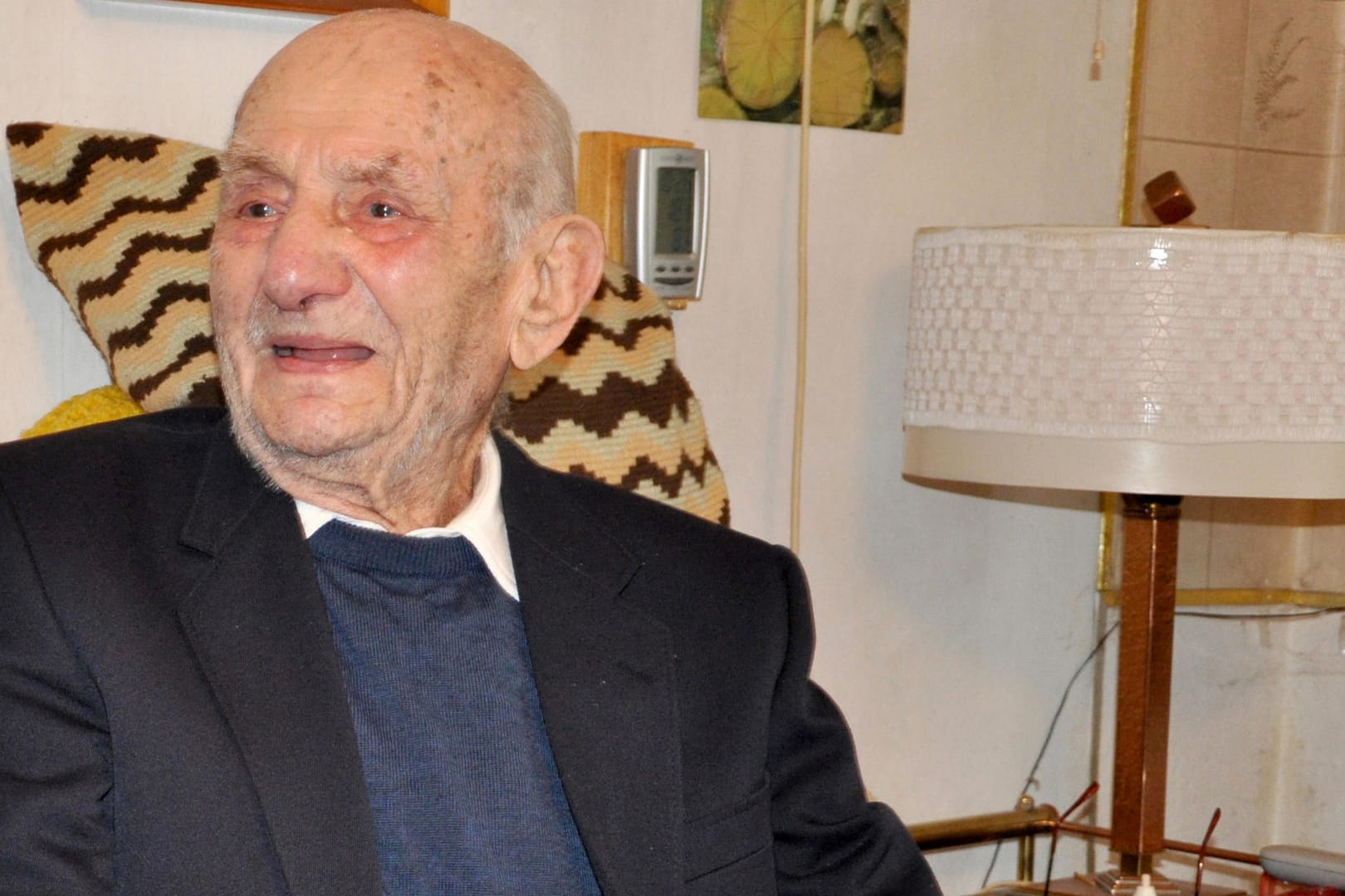 Gustav Gerneth sitzt an an einer gedeckten Kaffeetafel in seiner Wohnung in Havelberg.