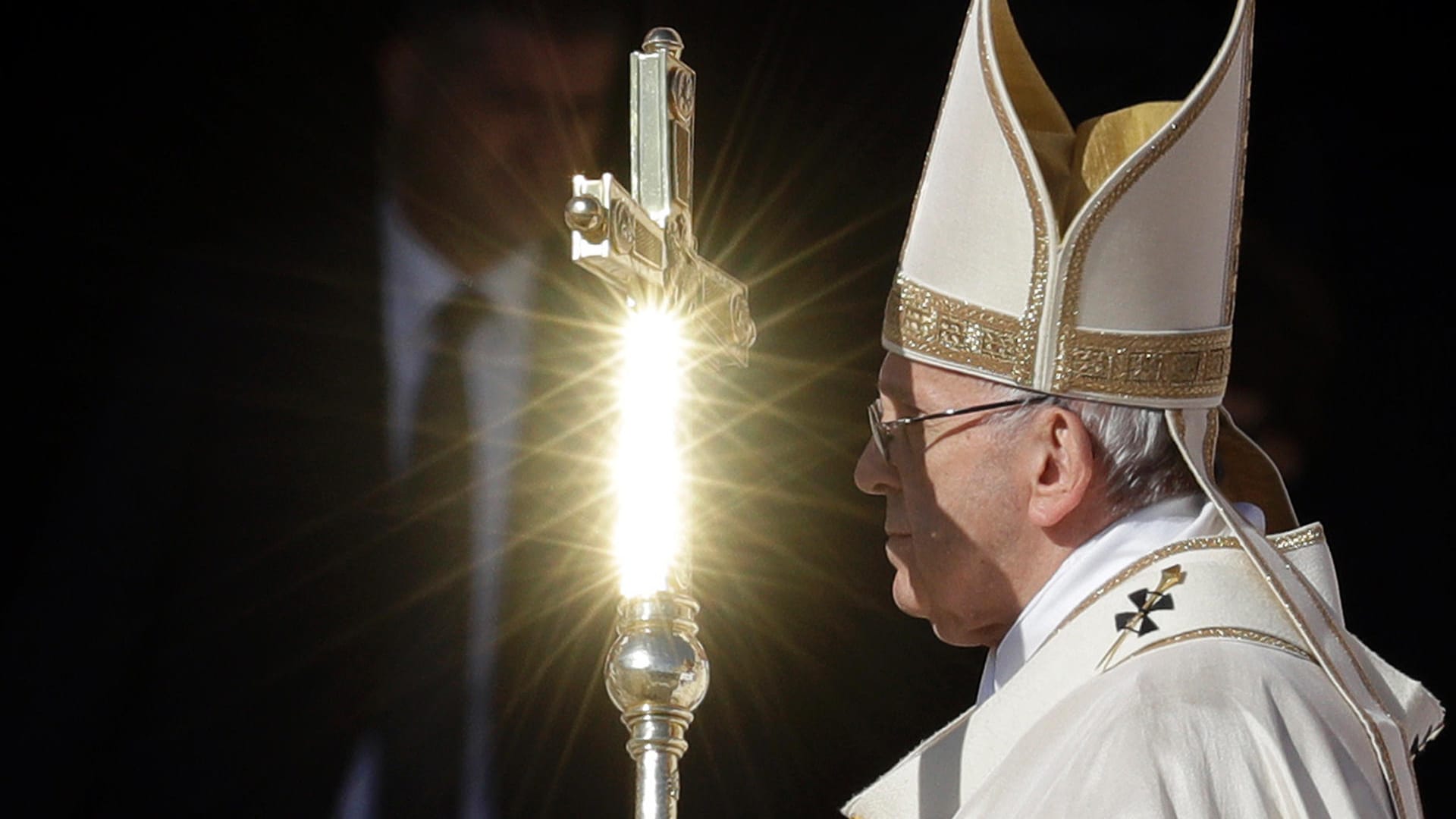 Die Sonne reflektiert sich im Kreuzstab von Papst Franziskus am 15.10.2017 auf dem Petersplatz im Vatikan bei einer Messe zur Heiligsprechung von 35 Katholiken.