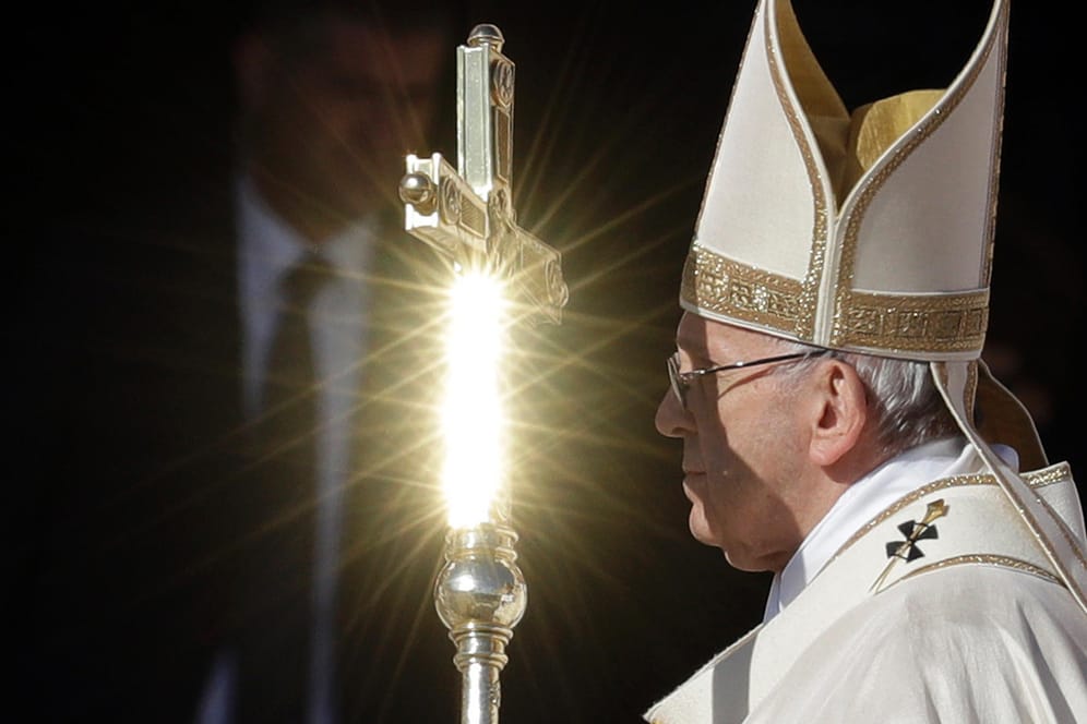 Die Sonne reflektiert sich im Kreuzstab von Papst Franziskus am 15.10.2017 auf dem Petersplatz im Vatikan bei einer Messe zur Heiligsprechung von 35 Katholiken.