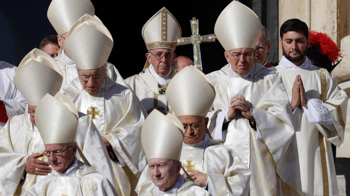 Papst Franziskus (hinten Mitte) kommt mit seinem Kreuzstab am 15.10.2017 auf dem Petersplatz im Vatikan zu einer Messe zur Heiligsprechung von 35 Katholiken.