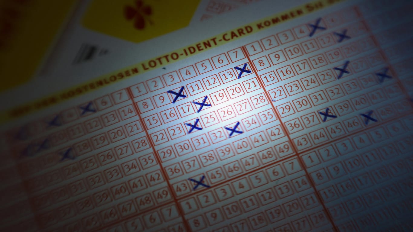 Ein Rentner holte seinen Lottogewinn erst zwei Tage vor Ablauf der Gültigkeit ab.