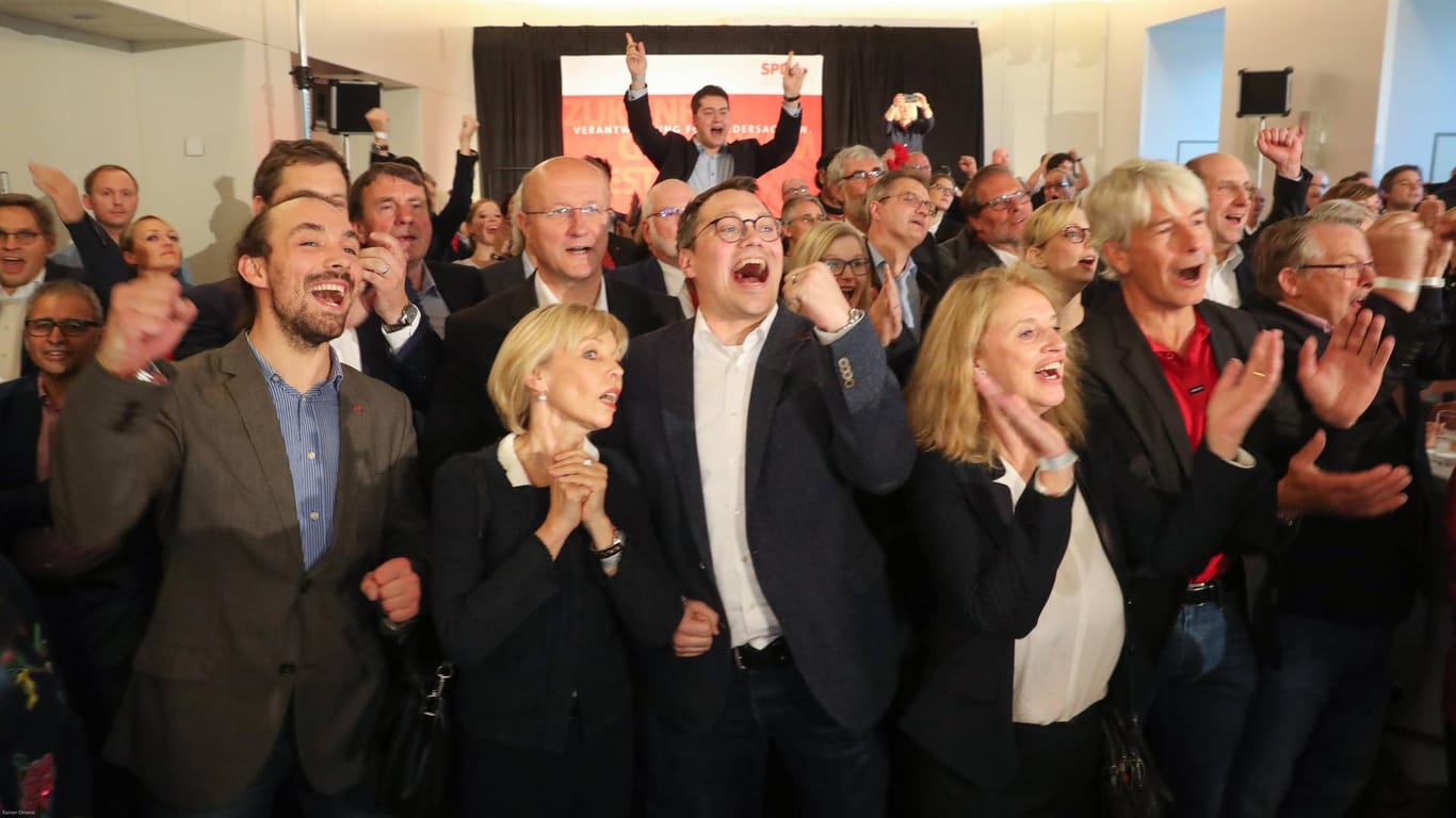 Die SPD-Fraktion im Niedersächsischen Landtag bejubelt den Sieg bei der Landtagswahl 2017.