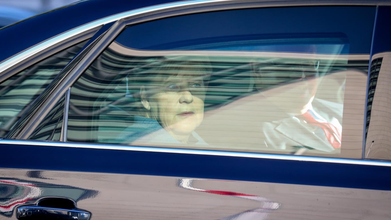 Bundeskanzlerin Angela Merkel (CDU) geht angeschlagen in die Jamaika-Verhandlungen in Berlin.