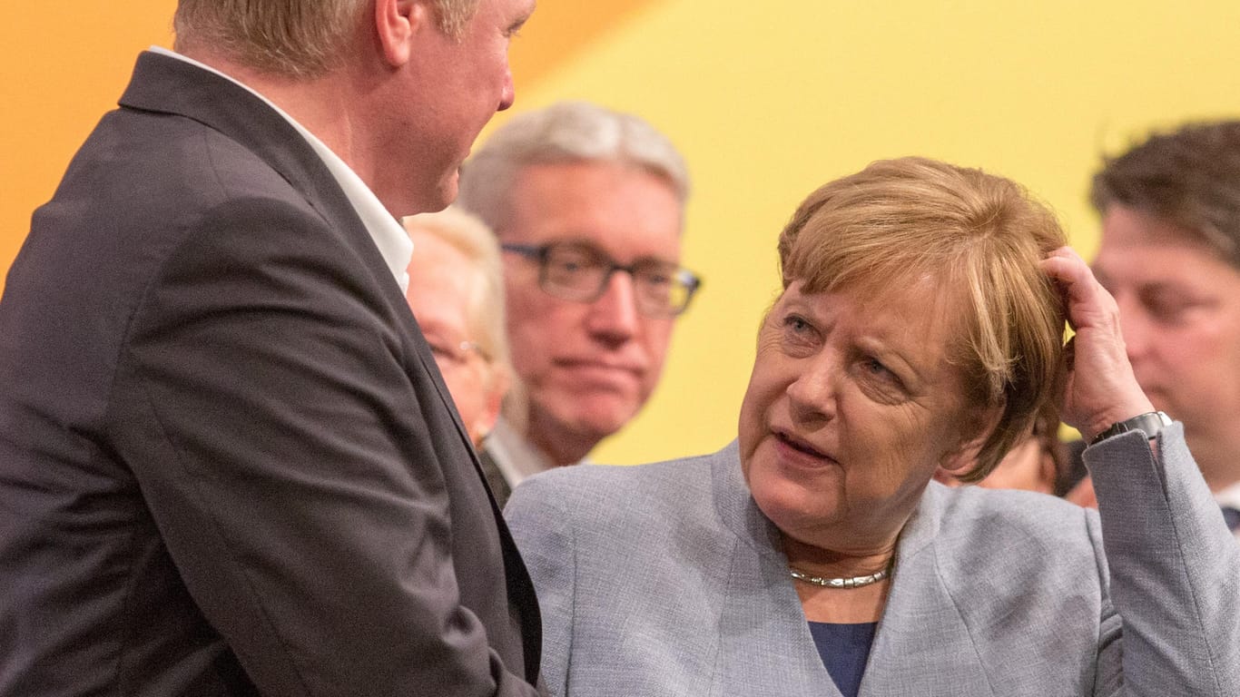 Der Spitzenkandidat der CDU, Bernd Althusmann, und Kanzlerin Angela Merkel müssen sich nach dem schlechten Wahlergebnis der CDU in Niedersachsen unangenehmen Fragen stellen.