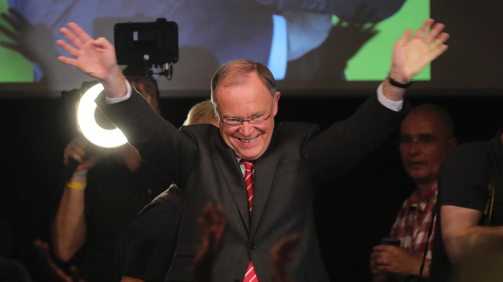 Niedersachsens Ministerpräsident Stephan Weil jubelt in Hannover auf der Wahlparty der SPD.