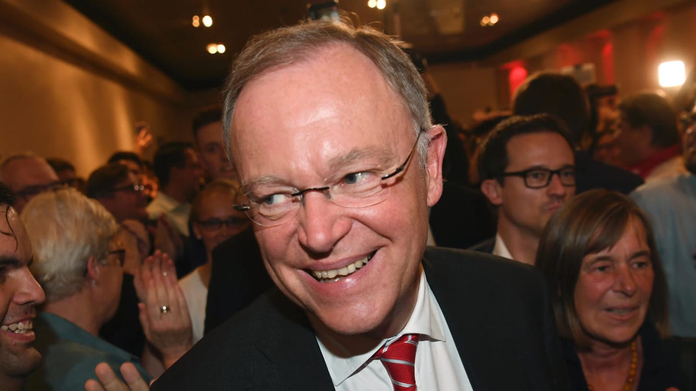 Stephan Weil lässt sich nach seinem Wahlerfolg in Niedersachsen von SPD-Anhängern feiern.