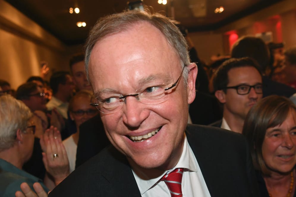 Stephan Weil lässt sich nach seinem Wahlerfolg in Niedersachsen von SPD-Anhängern feiern.
