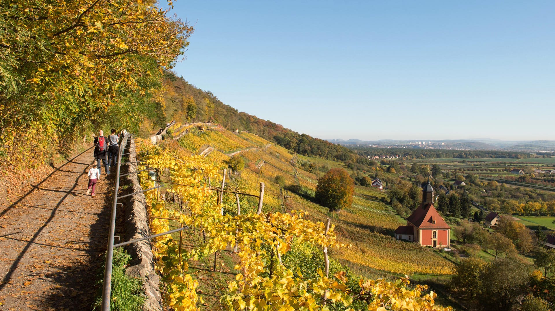 Spaziergänger wandern bei schönstem Herbstwetter in der Nähe von Dresden.