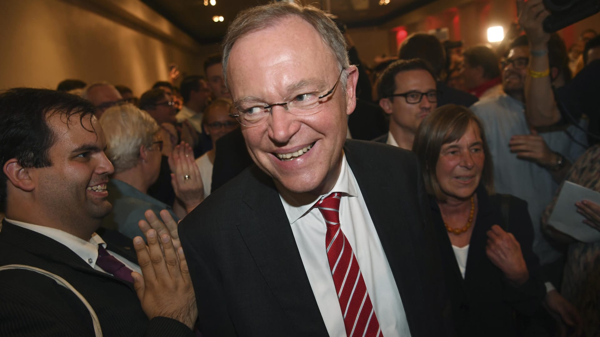 iedersachsens Ministerpräsident Stephan Weil (SPD) hat auf der Wahlparty der SPD Grund zum Feiern.