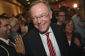iedersachsens Ministerpräsident Stephan Weil (SPD) hat auf der Wahlparty der SPD Grund zum Feiern.