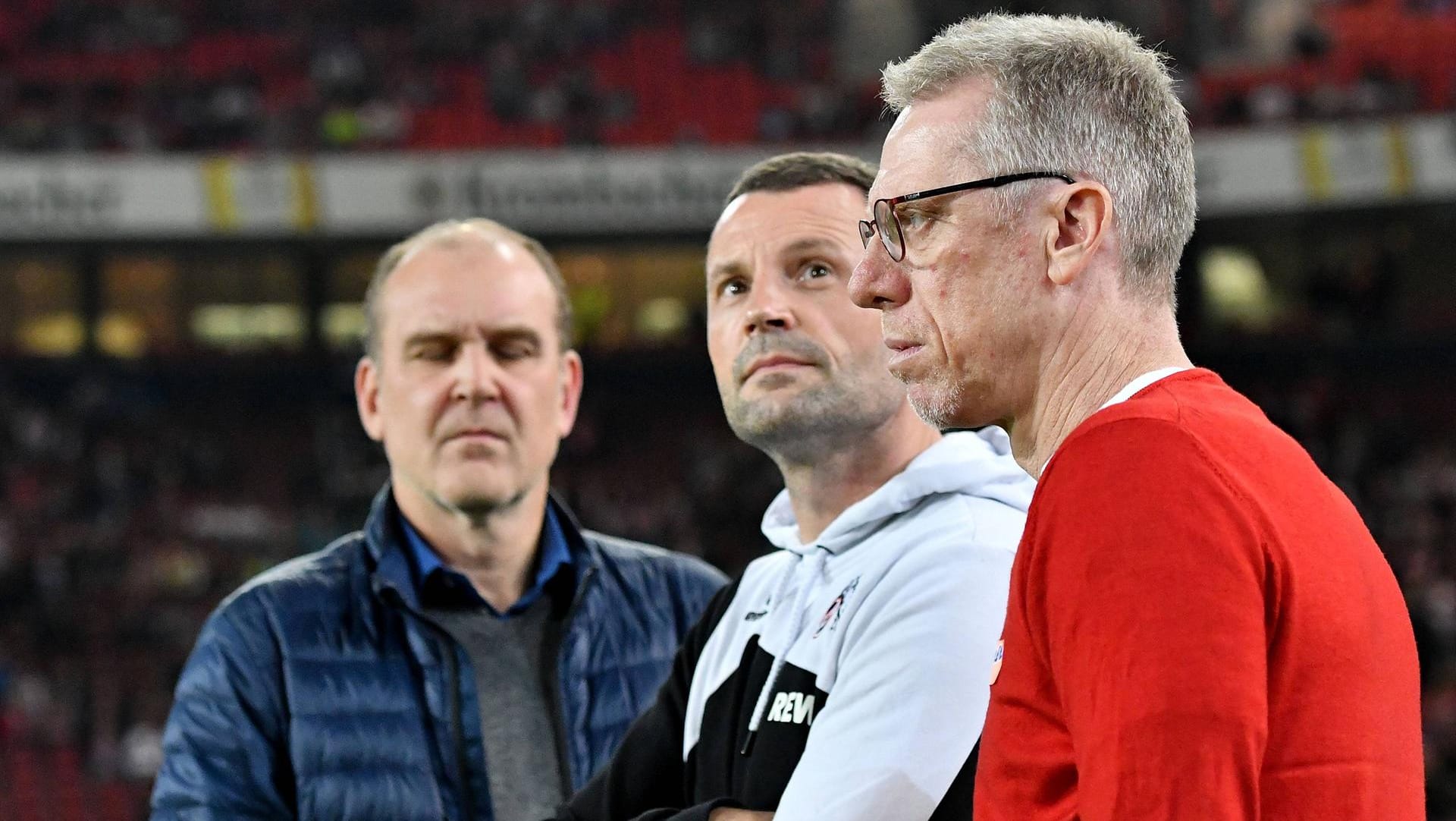 Lange Gesichter in der Krise: Kölns Geschäftsführer Jörg Schmadtke (l.) mit Physiotherapeut Klaus Maierstein und Trainer Peter Stöger.