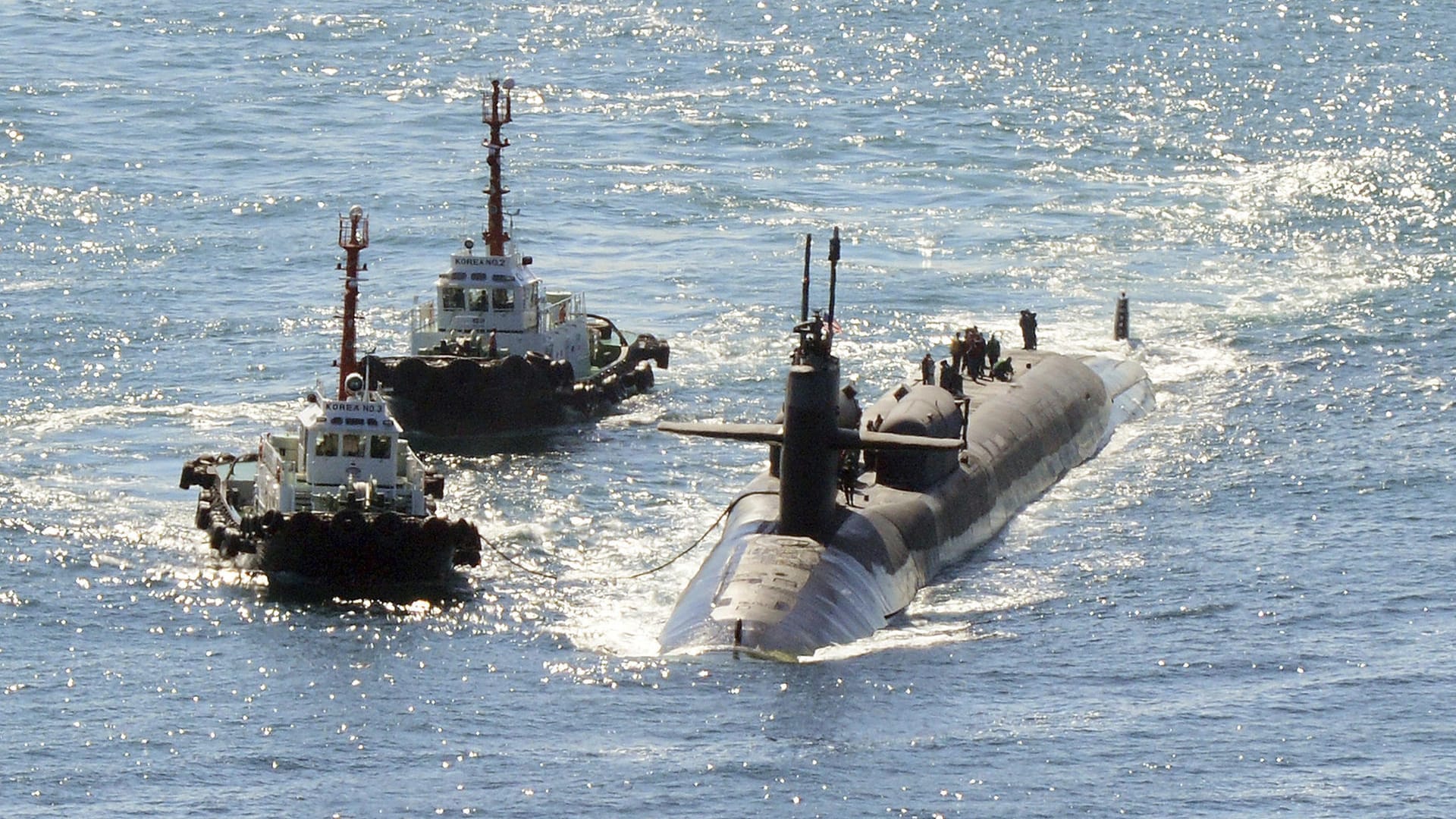 Das atomgetriebene U-Boot USS Michigan wird von Schleppern zu einer Marinebasis in Busan (Südkorea) geleitet Das atomgetriebene U-Boot USS Michigan wird von Schleppern zu einer Marinebasis in Busan (Südkorea) geleitet
