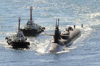 Das atomgetriebene U-Boot USS Michigan wird von Schleppern zu einer Marinebasis in Busan (Südkorea) geleitet