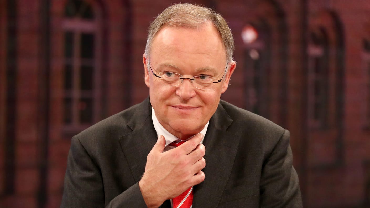 Niedersachsens Ministerpräsident Stephan Weil hat einen Erfolg für die SPD in Niedersachsen errungen. Niedersachsens Ministerpräsident Stephan Weil hat einen Erfolg für die SPD in Niedersachsen errungen.