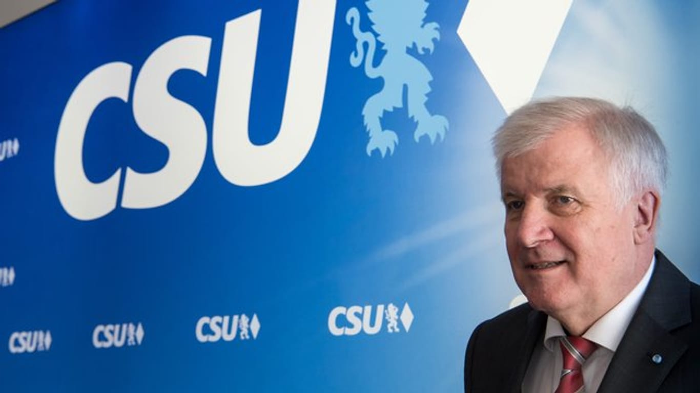 Der CSU-Parteivorsitzende Horst Seehofer nimmt an der Vorstandssitzung seiner Partei in München teil.