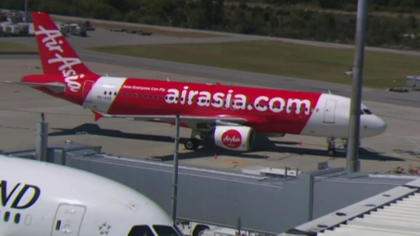 Passagiermaschine von Air Asia auf der Landebahn von Perth