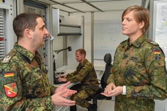 Oberstleutnant Anastasia Biefang (r) und ihr Vorgänger Oberstleutnant Thorsten Niemann, unterhalten sich in einem Lehrraum einer Ausbildungsanlage.