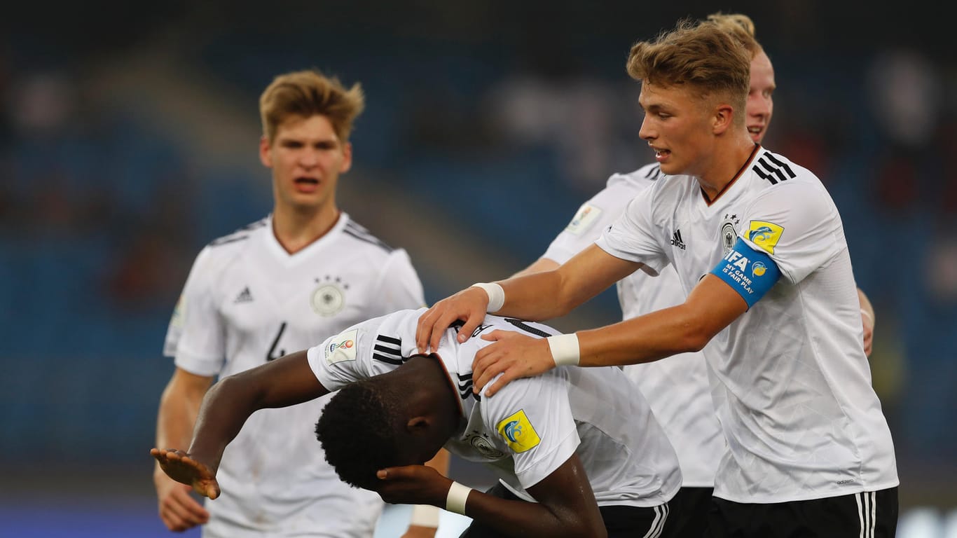 Die deutsche U17-Nationalmannschaft um Kapitän Jann-Fiete Arp (rechts) hatte gegen Kolumbien viel Grund zum Jubeln.