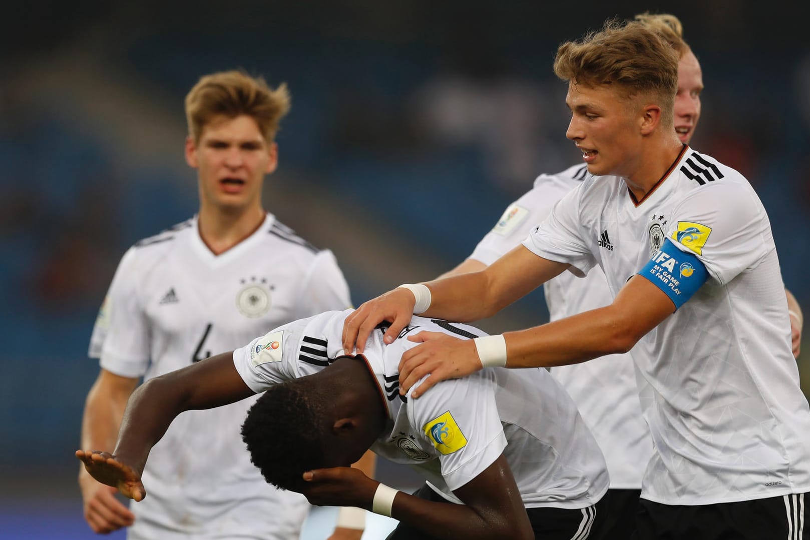 Die deutsche U17-Nationalmannschaft um Kapitän Jann-Fiete Arp (rechts) hatte gegen Kolumbien viel Grund zum Jubeln.