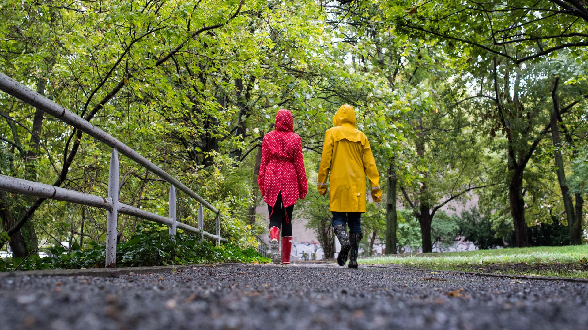 Buntes für triste Tage: Regenkleidung ist modisch geworden. Aber auch der klassische gelbe Friesennerz ist häufig zu finden.