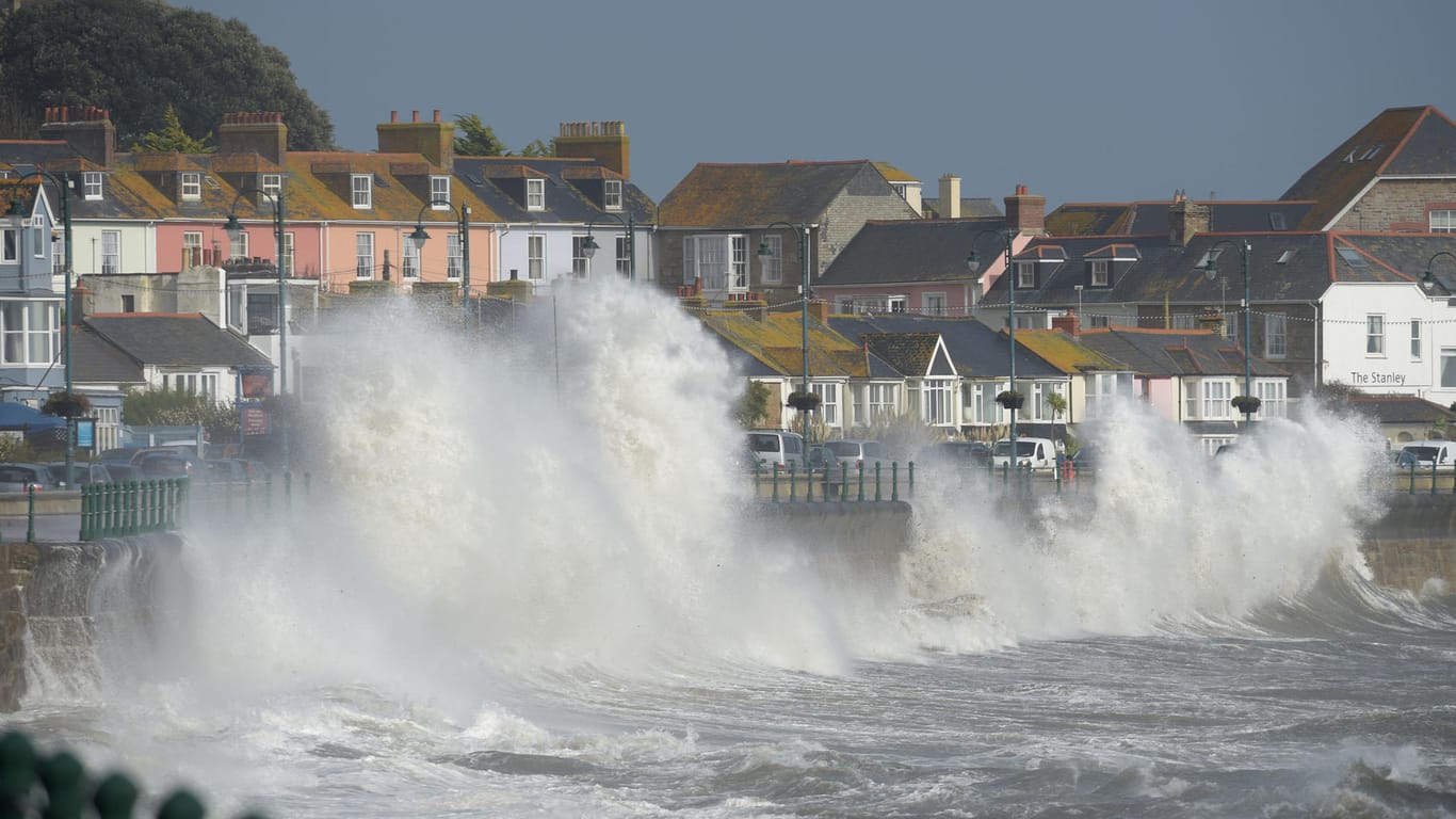 Wellen brechen an der Küste von Penzance (Großbritannien). In Erwartung des Ex-Hurrikans «Ophelia» haben Behörden in Irland die höchste Wetterwarnstufe für das ganze Land ausgerufen.