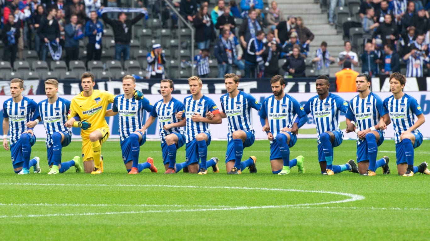 Vor dem Spiel gegen Schalke schloss sich das Team von Hertha BSC kollektiv dem Protest US-amerikanischer Sportler gegen Diskriminierung an.