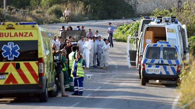 Polizeifahrzeuge in Mosta (Malta) auf einer Straße, an der das Auto der populären Bloggerin Daphne Caruana Galizia explodierte und diese tötete. Polizeifahrzeuge in Mosta (Malta) auf einer Straße, an der das Auto der populären Bloggerin Daphne Caruana Galizia explodierte und diese tötete.