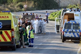 Polizeifahrzeuge in Mosta (Malta) auf einer Straße, an der das Auto der populären Bloggerin Daphne Caruana Galizia explodierte und diese tötete.