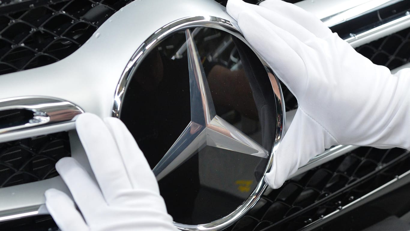 Wegen defekter Kabel an der Lenksäule ruft Mercedes auch mehrere hunderttausend Autos in Deutschland zurück.