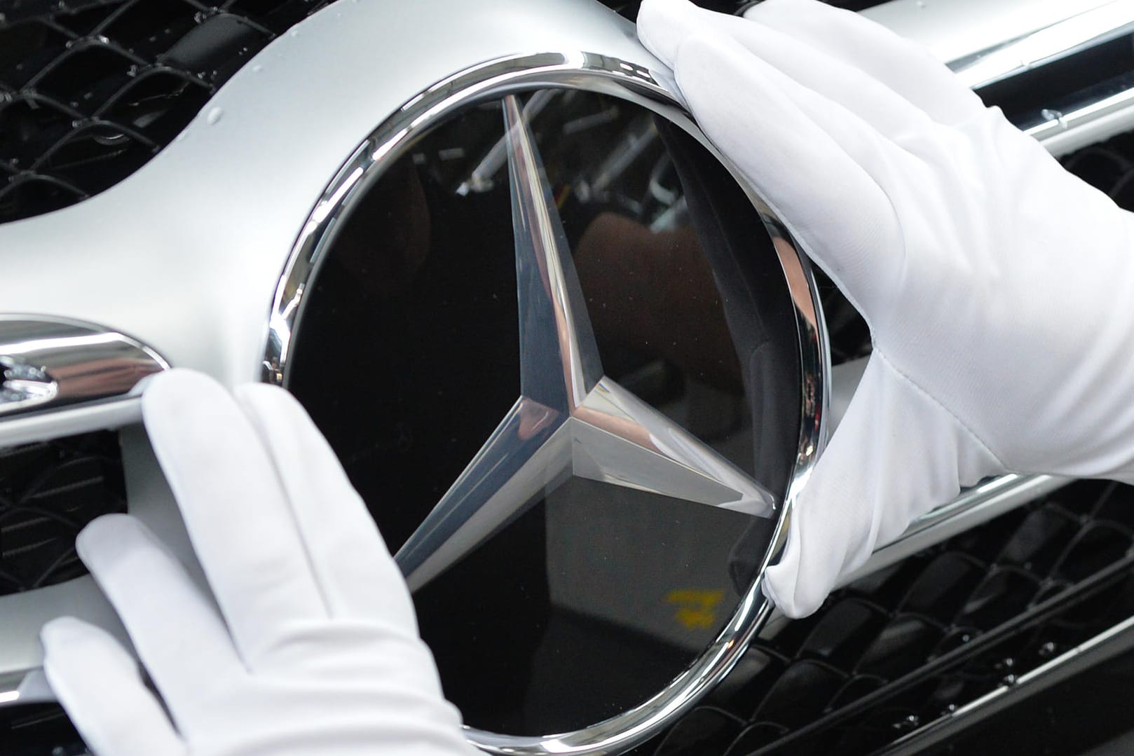 Wegen defekter Kabel an der Lenksäule ruft Mercedes auch mehrere hunderttausend Autos in Deutschland zurück.