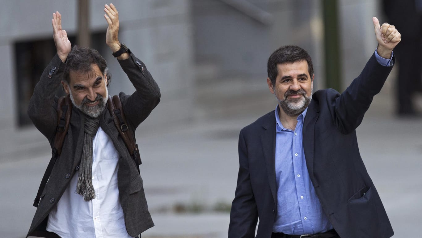 Der Vorsitzenden des nationalistischen Kulturvereins Omnium Cultural, Jordi Cuixart (l), und der Chef der separatistischen Organisation Asamblea Nacional Catalana (ANC), Jordi Sànchez.
